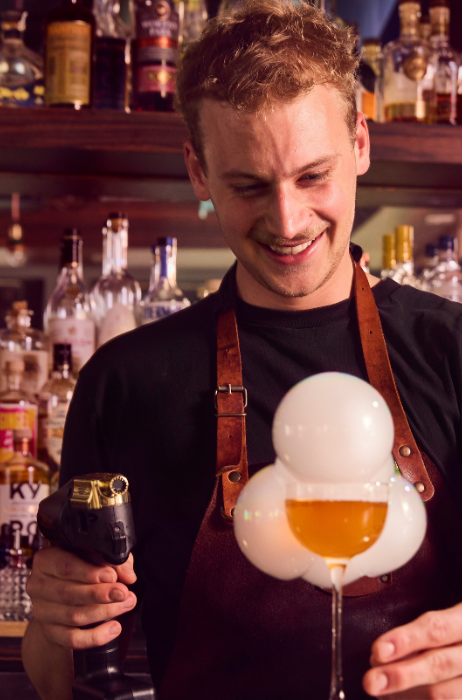 1 - Bartender Joop van Diest