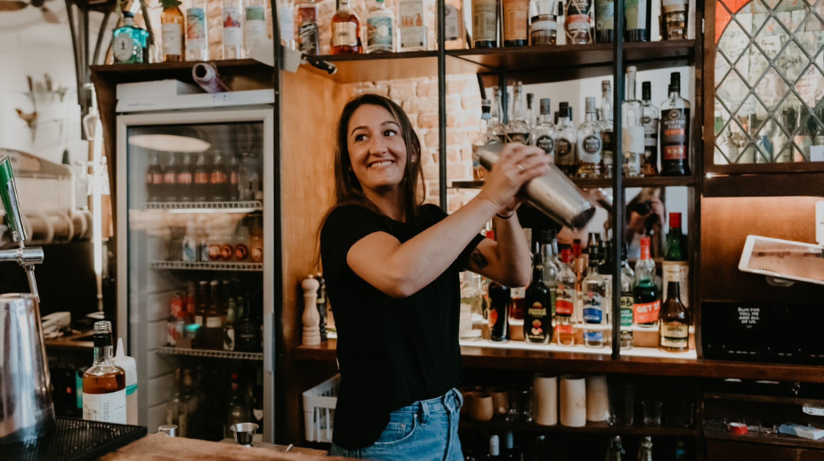 Bartender Tania Antão Gonçalves aan het shaken