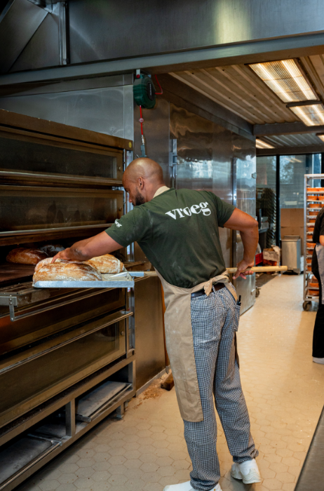 Medewerker-vroeg-met-brood